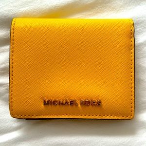 YELLOW SNAP CLOSURE MICHAEL KORS WALLET